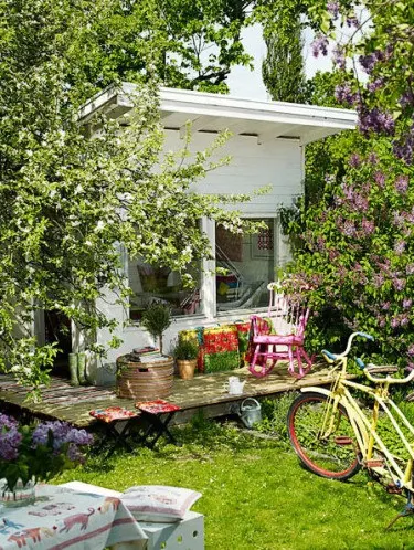 garden-shed-shabby-chic